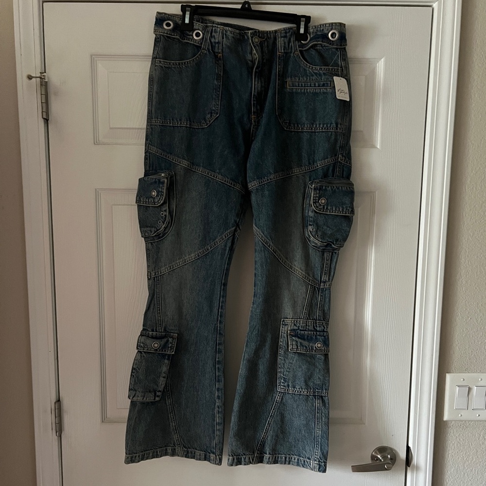 WE THE FREE CALL ME CRAZY LOW RISE CARGO JEANS NWT SZ 32.